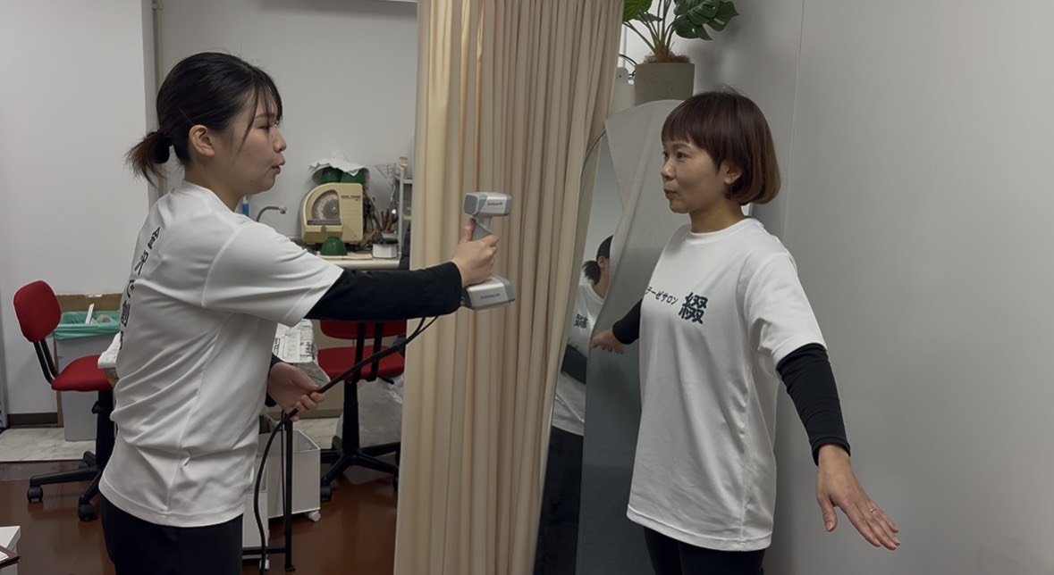3Dスキャナーで胸の形状を計測している様子